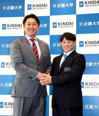 　指名あいさつに訪れた新井監督（左）と笑顔で写真に納まる近大・勝田成（撮影・山口登）