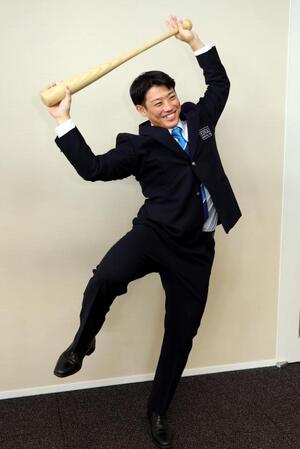 　打席に入る時のルーティーンのポーズをする近大・勝田成（撮影・山口登）