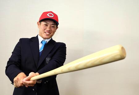 　バットを手にポーズを決める近大・勝田成（撮影・山口登）