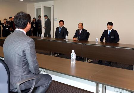 　ドラフト指名のあいさつに訪れた新井監督（左）と談笑する近大・勝田成（右）＝撮影・山口登