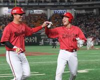 　笑顔でタッチを交わす磯村（右）と堂林