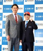 　指名あいさつに訪れた新井監督（左）と笑顔で写真に納まる近大・勝田成（撮影・山口登）