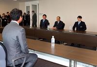 　ドラフト指名のあいさつに訪れた新井監督（左）と談笑する近大・勝田成（右）＝撮影・山口登