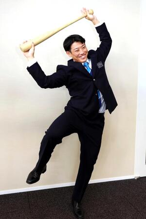 　打席に入る時のルーティンのポーズをする近大・勝田