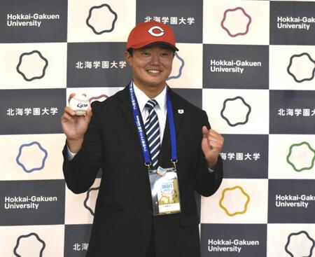 　ボールを手にポーズを決める北海学園大・工藤