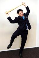 　打席に入る時のルーティンのポーズをする近大・勝田