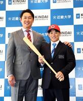 　指名あいさつに訪れた新井監督（左）と笑顔で写真に納まる近大・勝田成（撮影・山口登）