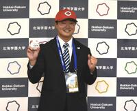 　ボールを手にポーズを決める北海学園大・工藤