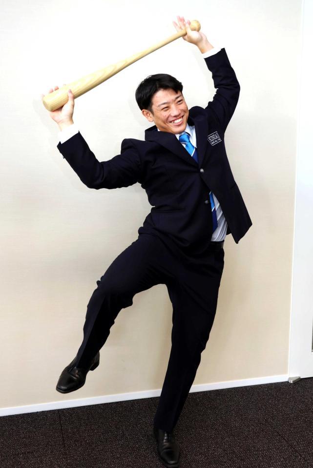 　打席に入る時のルーティンのポーズをする近大・勝田