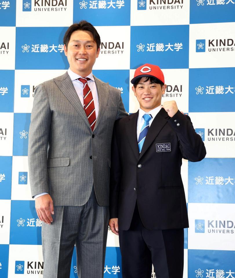 　指名あいさつに訪れた新井監督（左）と笑顔で写真に納まる近大・勝田成（撮影・山口登）