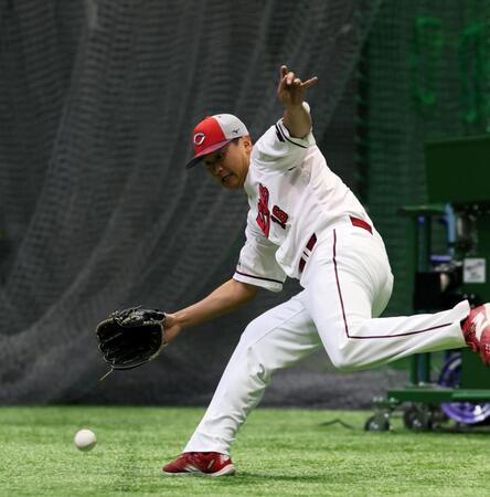 　ノックを受ける森（撮影・市尻達拡）