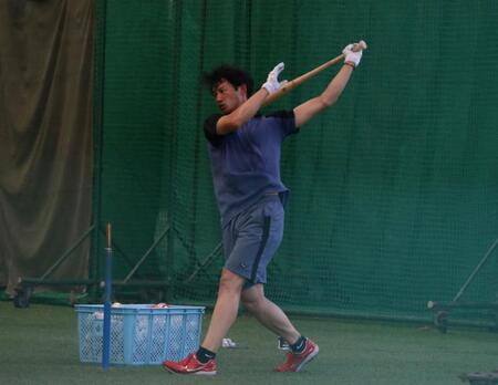 　フェニックス・リーグ中の休日に練習する名原