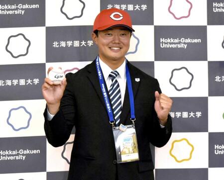 　ボールを手にポーズを決める北海学園大・工藤