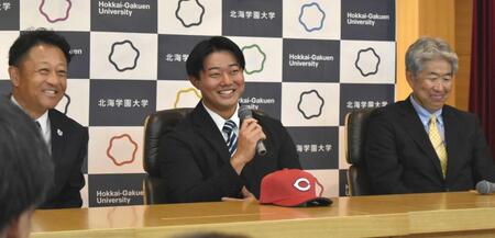 　会見で笑顔を見せる北海学園大・工藤（中央）