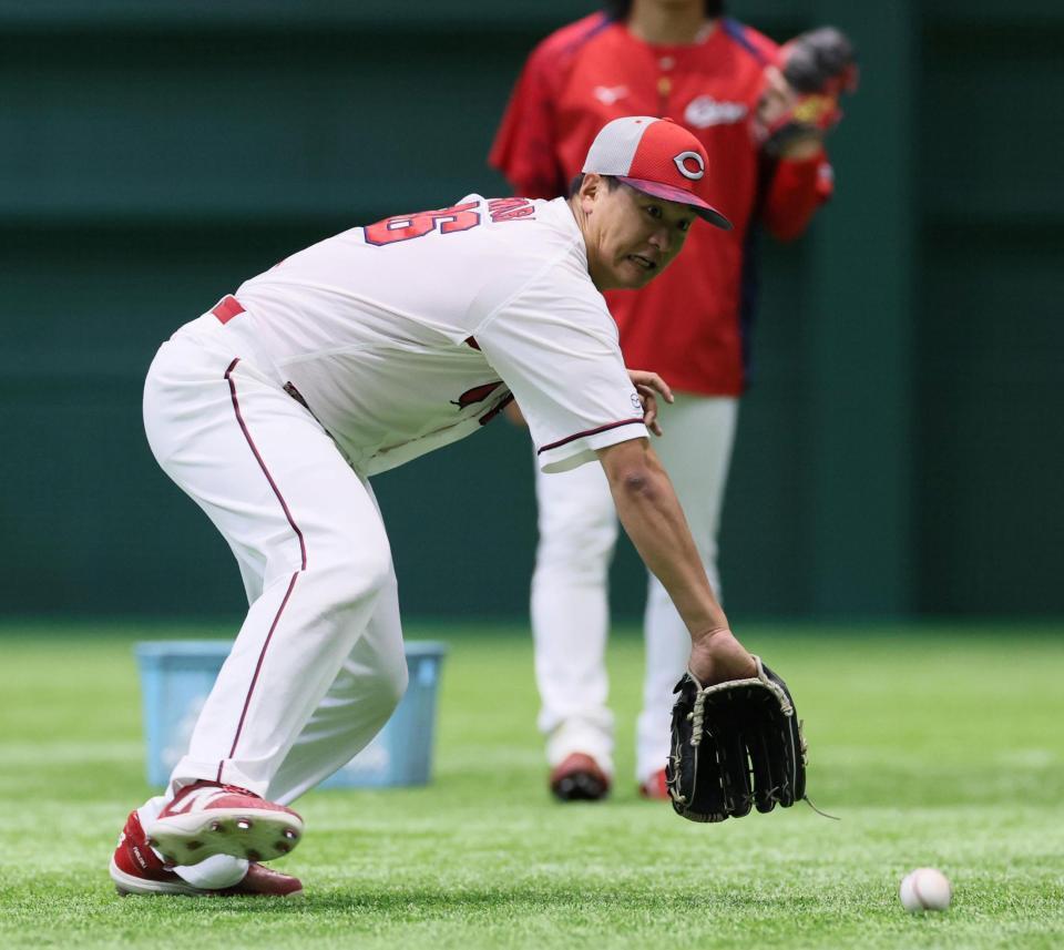 　ノックを受ける森（撮影・市尻達拡）