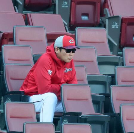 　シート打撃を見つめる新井監督（撮影・市尻達拡）