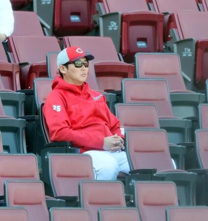 　シート打撃を見つめる新井監督（撮影・市尻達拡）