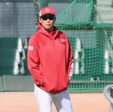 　秋季練習に合流した新井監督（撮影・市尻達拡）