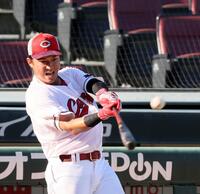 　ロングティーで振り込む佐々木（撮影・市尻達拡）