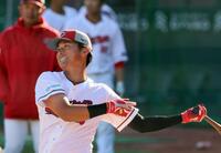 　ロングティーで振り込む佐々木（撮影・市尻達拡）