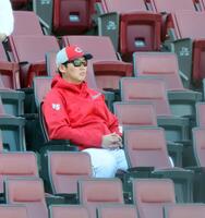 　シート打撃を見つめる新井監督（撮影・市尻達拡）