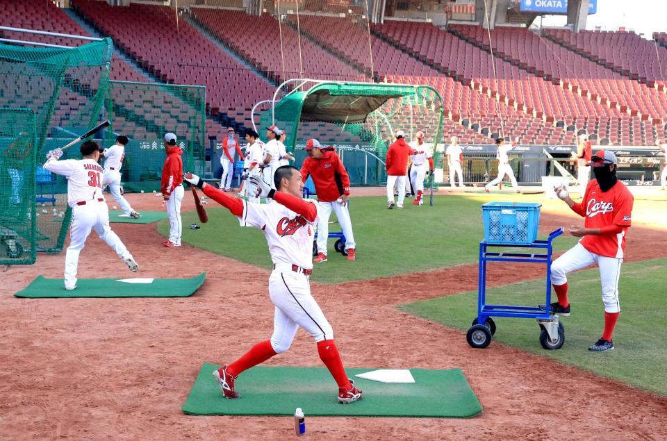　秋季練習の最後に、ロングティーで汗を流す矢野らカープナイン（撮影・市尻達拡）