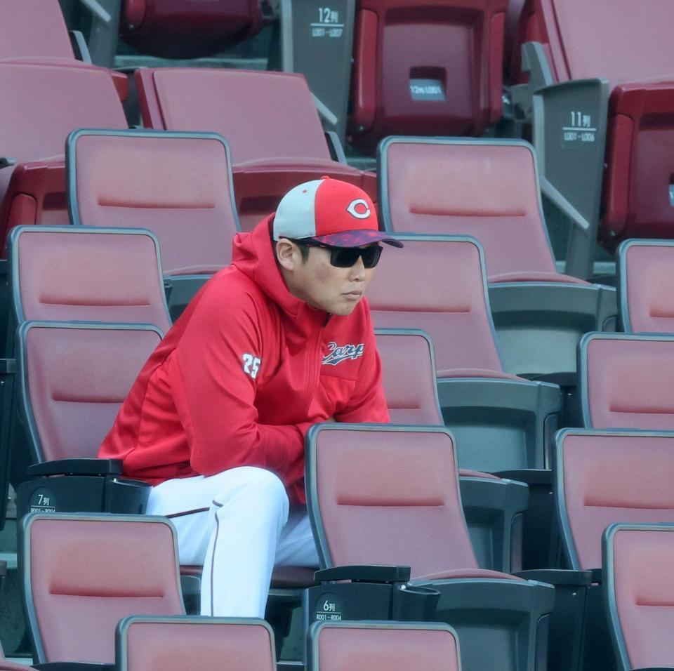 　シート打撃を見つめる新井監督（撮影・市尻達拡）