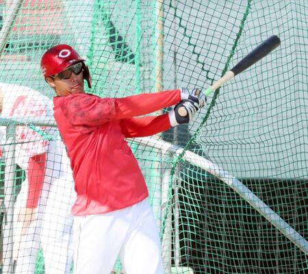 広島・石原　正捕手の座へ新打法習得だ　ＤｅＮＡ牧＆宮崎や落合氏の打撃手本に　頭のブレ抑えて「体になじませていく」