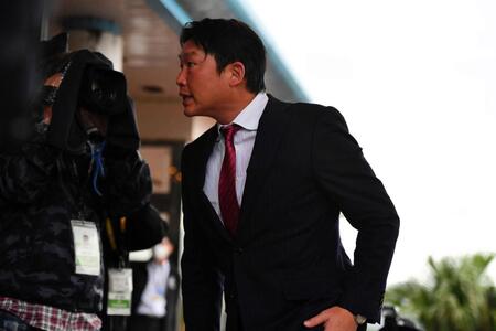 　日南入りした新井監督（撮影・畠山賢大）