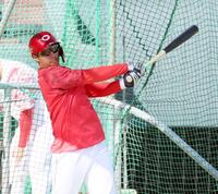 　打撃練習をする石原（撮影・市尻達拡）