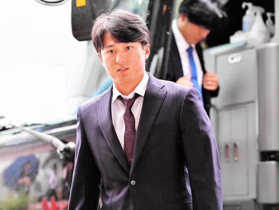 　キャンプ地・日南入りした佐々木（撮影・畠山賢大）