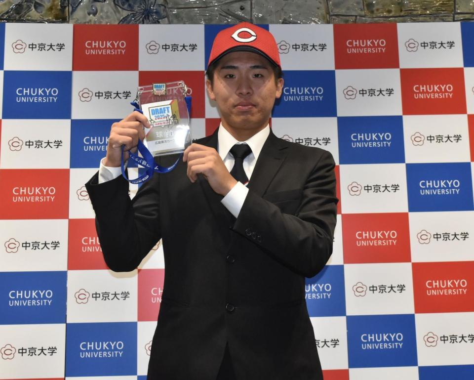 　ドラフト会議のＩＤパスを手にポーズを決める中京大・高木