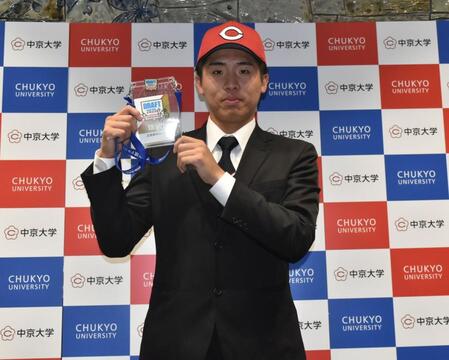 　ドラフト会議のＩＤパスを手にポーズを決める中京大・高木