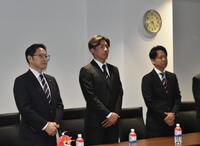 　指名あいさつを受け、緊張した面持ちの中京大・高木（中央）