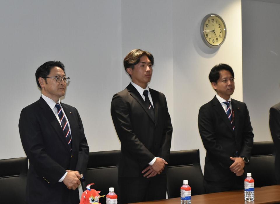 　指名あいさつを受け、緊張した面持ちの中京大・高木（中央）
