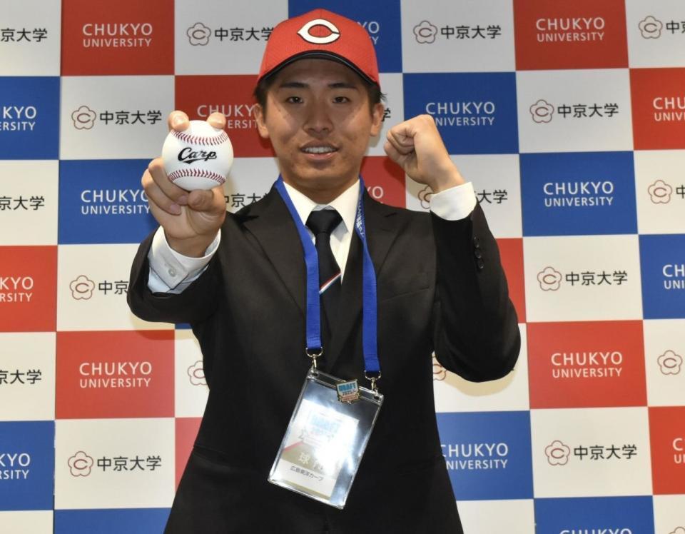 　ボールを手にし、ポーズを決める中京大・高木