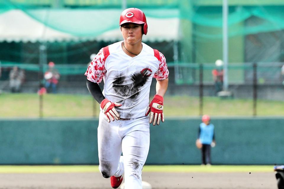 　走塁練習を行う佐々木（撮影・畠山賢大）