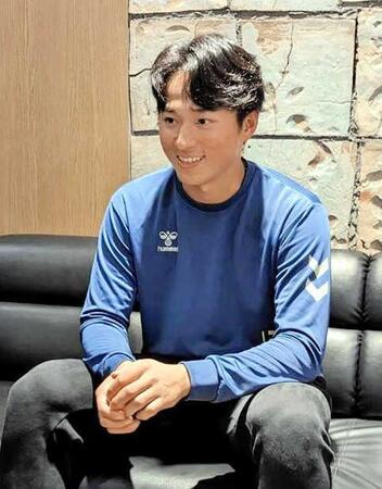 　契約更改交渉を終えて取材に応じる佐々木