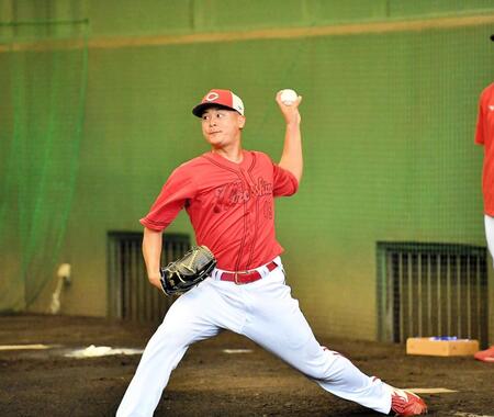 　ブルペンで熱投する森（撮影・畠山賢大）