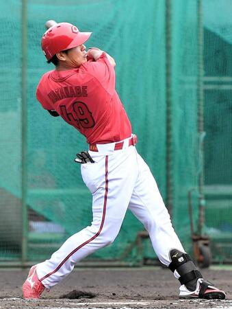 　適時二塁打を放つ渡辺