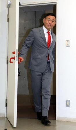 　入団会見のため、会場に入る石井弘寿投手コーチ（撮影・市尻達拡）