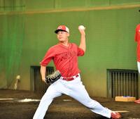 　ブルペンで熱投する森（撮影・畠山賢大）