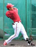 　適時二塁打を放つ渡辺