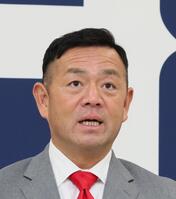 　入団会見で、意気込みを語る石井弘寿投手コーチ（撮影・市尻達拡）