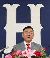 　入団会見で、意気込みを語る石井弘寿投手コーチ（撮影・市尻達拡）