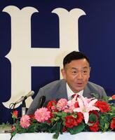 　入団会見に臨む石井弘寿投手コーチ（撮影・市尻達拡）