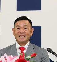 　入団会見で、意気込みを語る石井弘寿投手コーチ（撮影・市尻達拡）