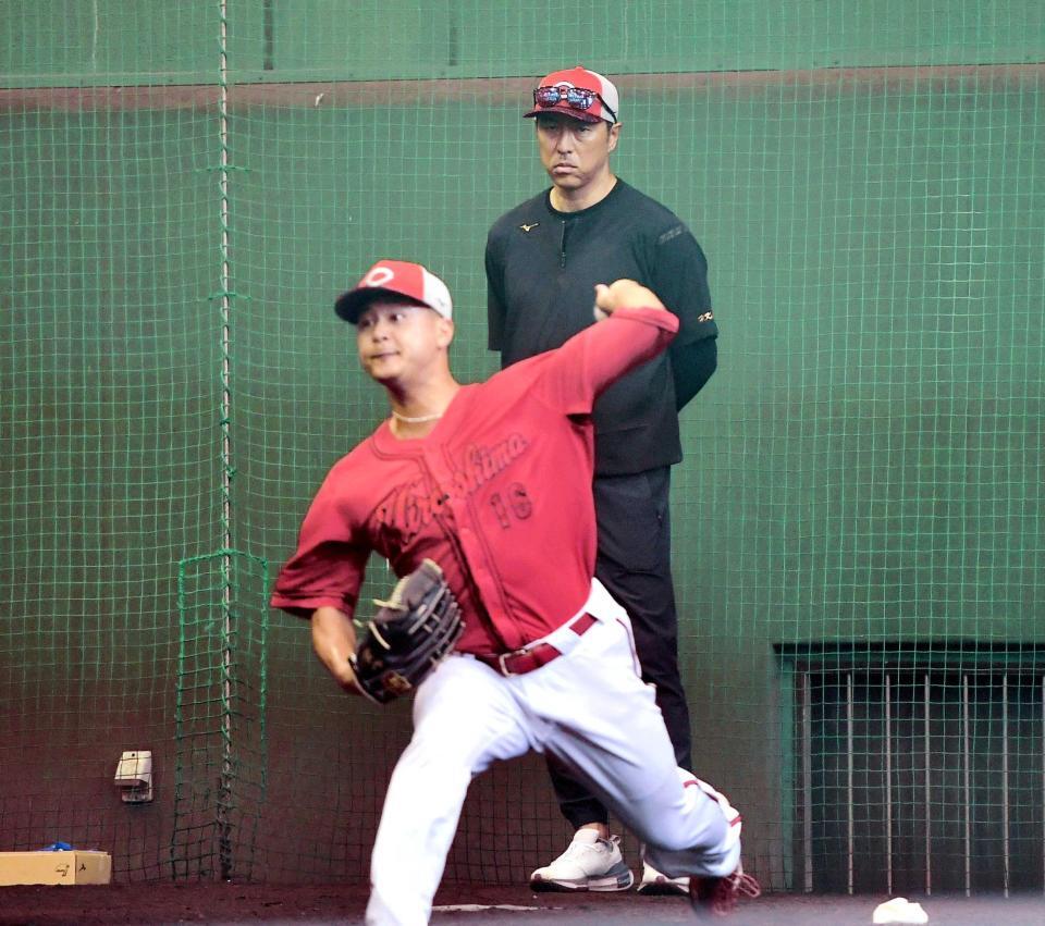 　森の投球に鋭い視線を送る黒田アドバイザー（撮影・畠山賢大）