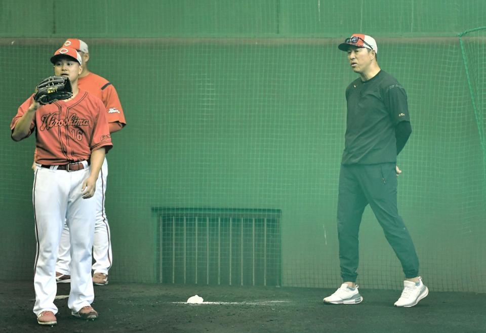 　森（左）に助言する黒田アドバイザー（右）＝撮影・畠山賢大