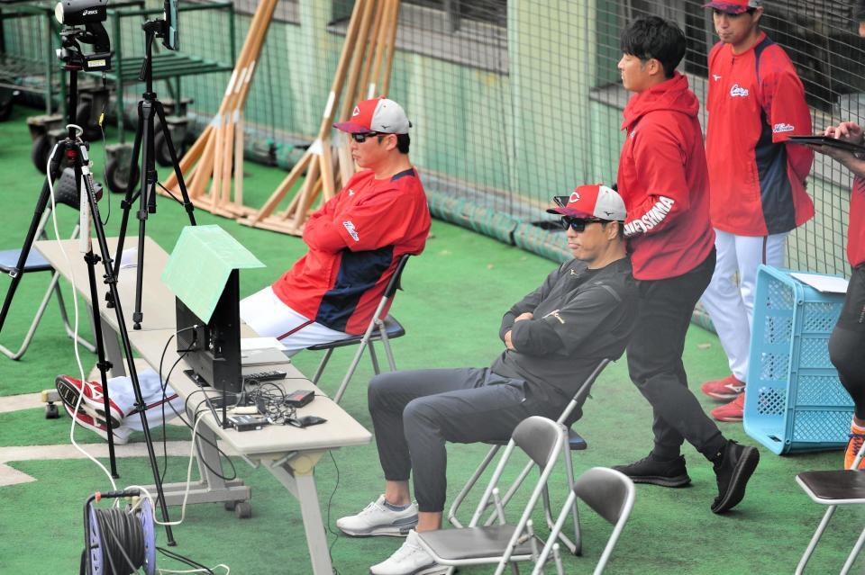 　バックネット前から紅白戦を見つめる新井監督（左）と黒田球団アドバイザー（手前）＝撮影・畠山賢大